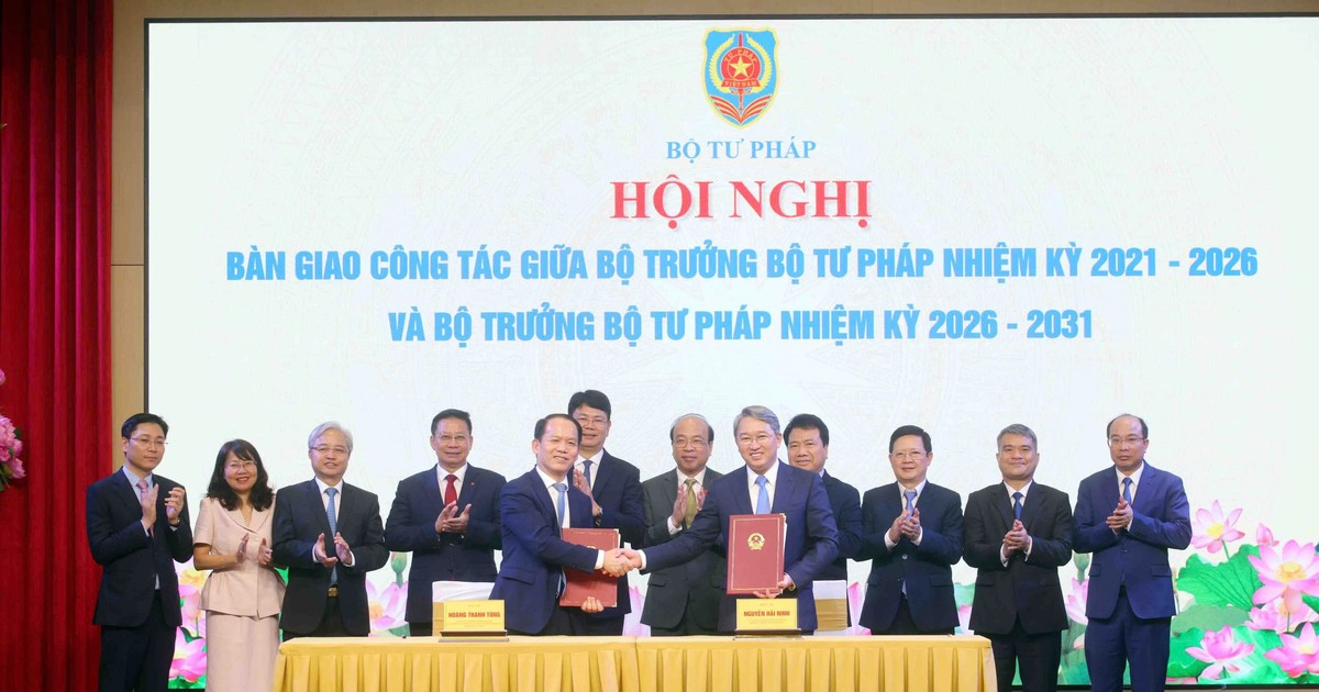 Bàn giao công tác giữa Bộ trưởng Bộ Tư pháp nhiệm kỳ 2021-2026 và Bộ trưởng nhiệm kỳ 2026-2031