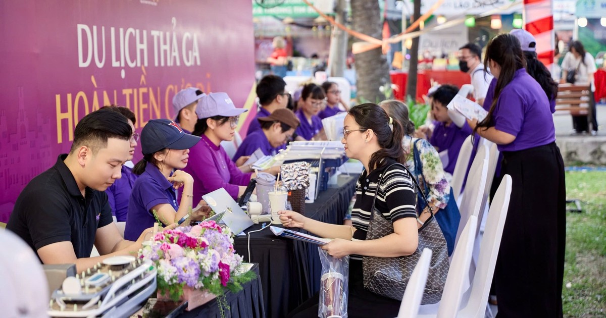 Khách rủ nhau chốt tour trực thăng ngay tại Ngày hội Du lịch