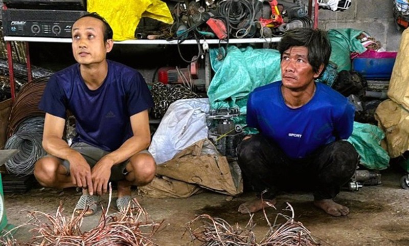 Đang cắt trộm dây điện trên cao tốc Bến Lức - Long Thành thì bị bắt