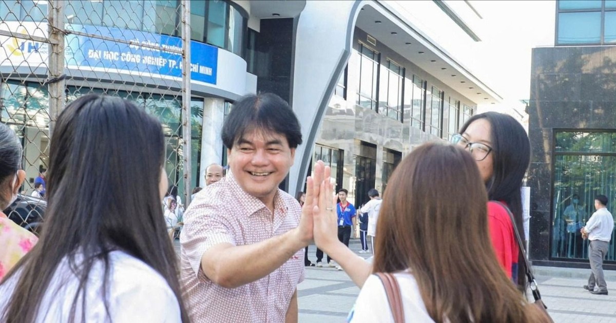 Hiệu trưởng đến tận điểm thi tiếp sức học trò thi đánh giá năng lực