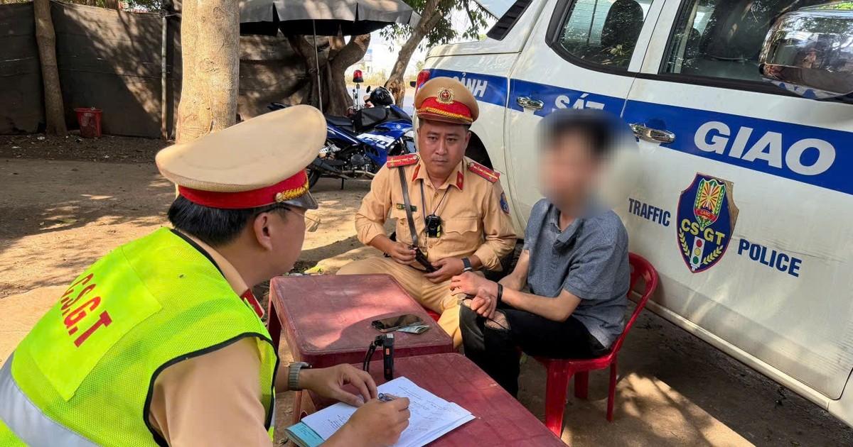 CSGT Đắk Lắk bắt nghi phạm cướp giật dây chuyền vàng trên xe khách