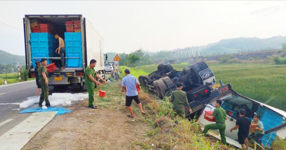 Thoát thiệt hại tiền tỉ, tài xế xe đông lạnh rối rít cảm ơn lực lượng công an