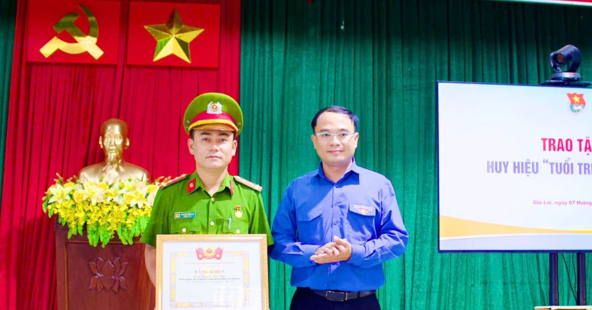 Trao huy hiệu Tuổi trẻ dũng cảm cho Đại úy công an cứu 2 bé trai đuối nước