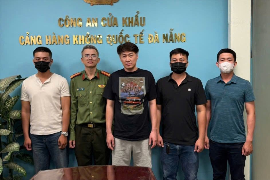 Bắt giữ người nước ngoài bị Interpol truy nã