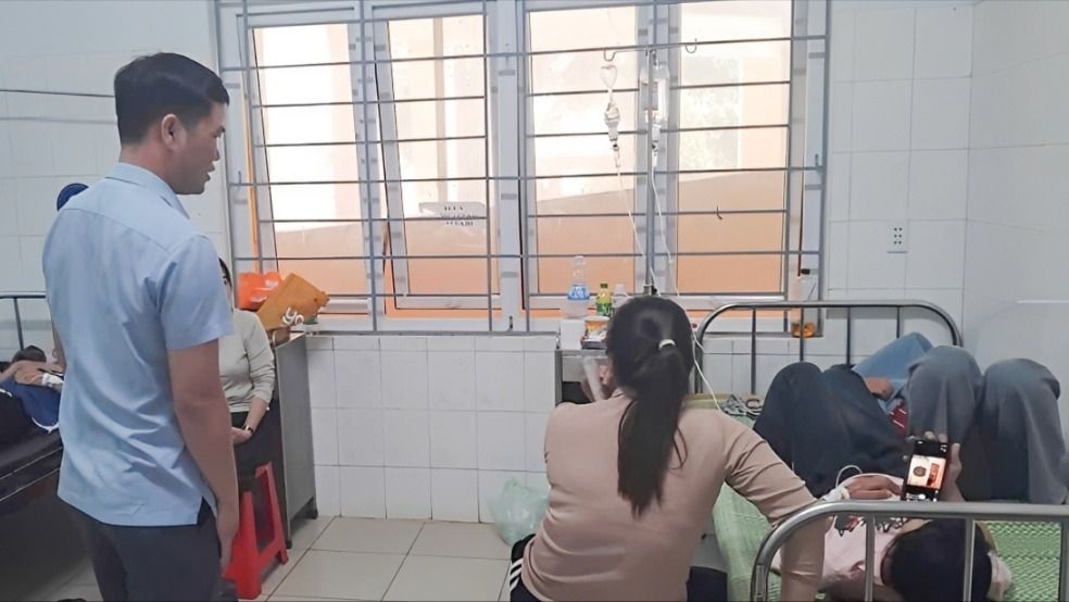 Xử phạt chủ tiệm bánh mì khiến 86 người ngộ độc