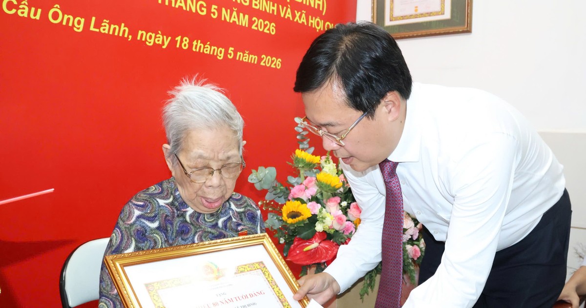 Phó Bí thư Thường trực Thành ủy TP.HCM Lê Quốc Phong trao Huy hiệu đến đảng viên cao tuổi