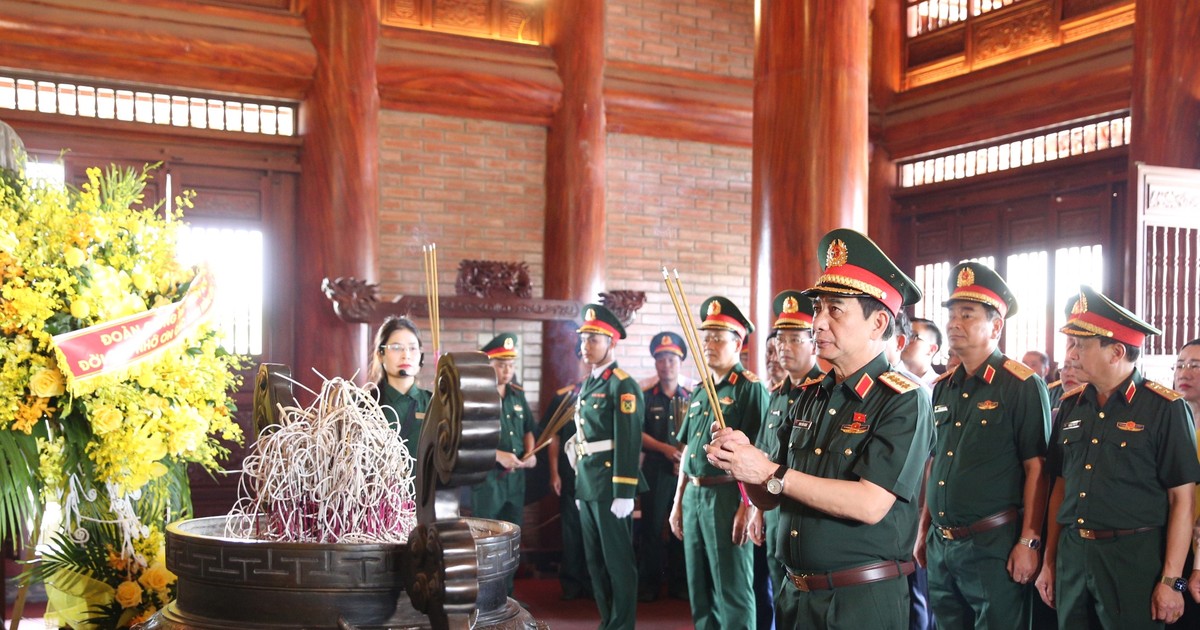 Đại tướng Phan Văn Giang dâng hương tri ân 60 liệt sĩ thanh niên xung phong