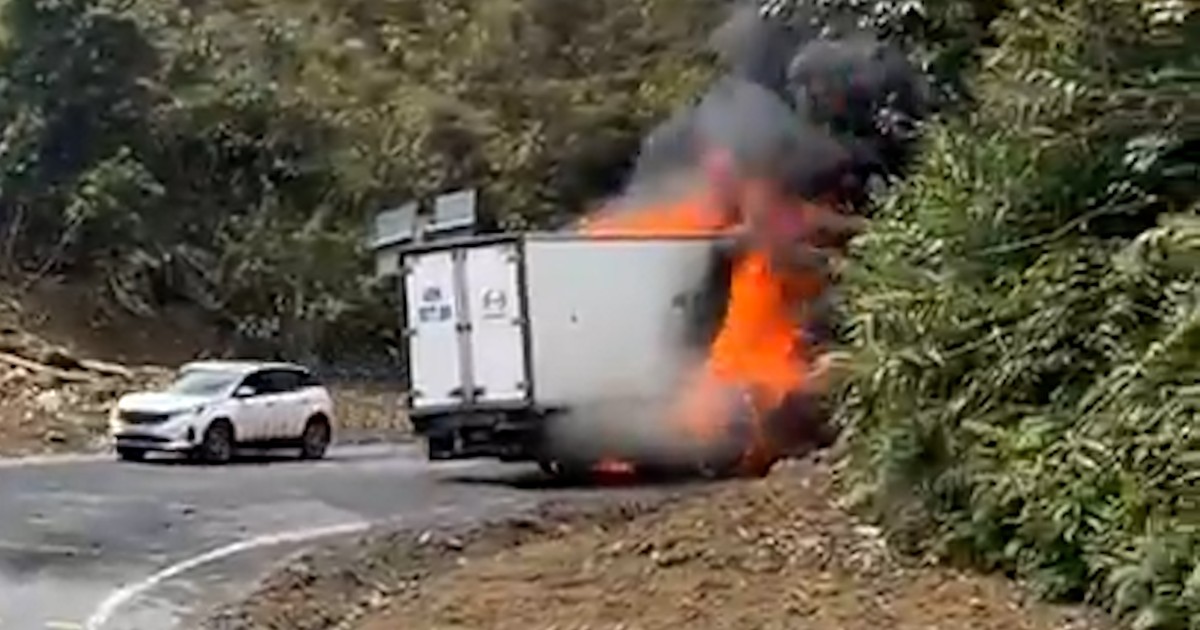 Xe tải bốc cháy ngùn ngụt trên đèo Khánh Lê - Báo Pháp Luật TP. Hồ Chí Minh