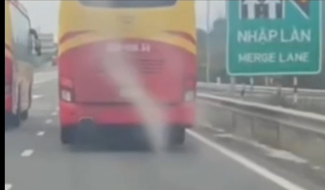 Xe khách chuyển làn ẩu trên cao tốc Nha Trang - Cam Lâm bị phạt - Báo Pháp Luật TP. Hồ Chí Minh