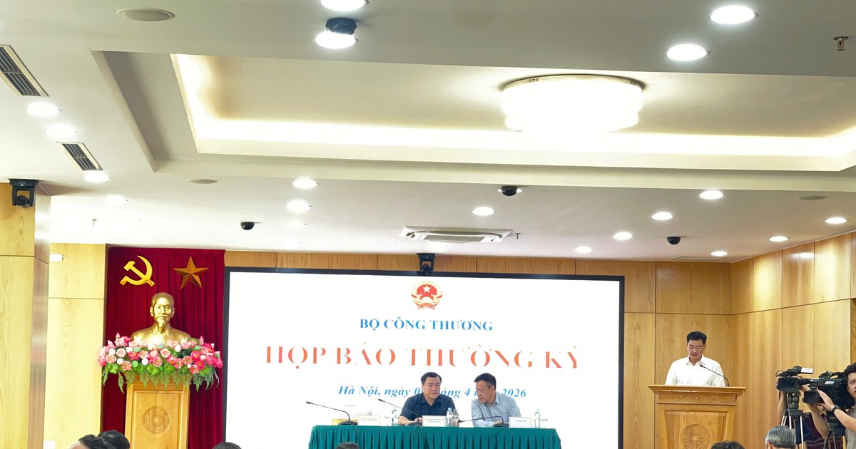 Tại sao bộ Công Thương điều hành giá xăng dầu lúc nửa đêm?