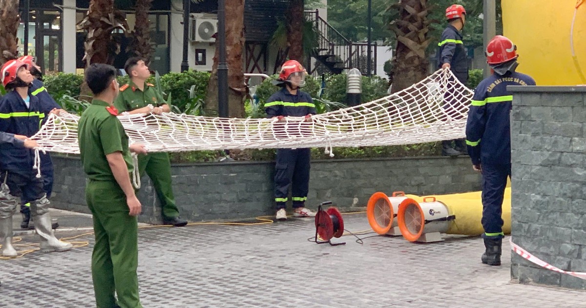 Cảnh sát căng lưới giải cứu người đàn ông đòi nhảy từ lan can tầng 5