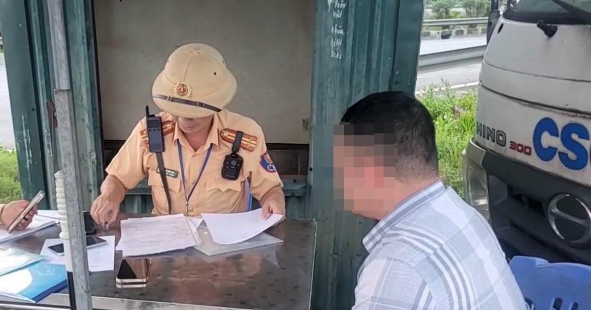 Đang bị tước bằng lái vẫn chạy ô tô trên cao tốc