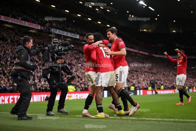 MU thua Crystal Palace 0-1 trong hiệp 1, Dalot nhận thẻ vàng