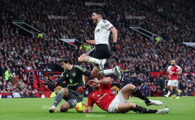 Tottenham sát miệng vực xuống hạng, Man United vững bước Champions League