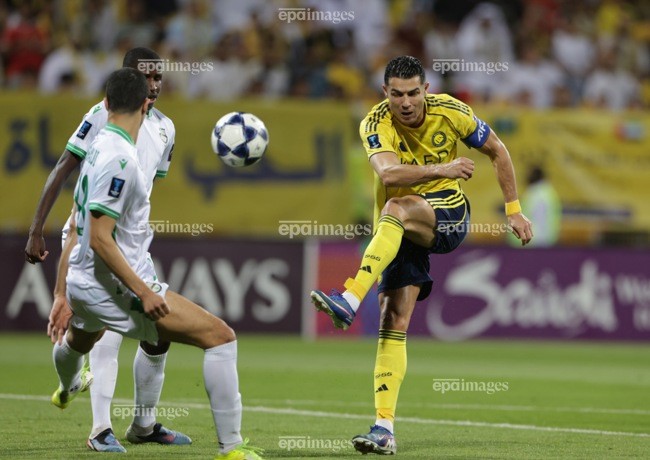 Ronaldo ghi bàn thắng thứ 100