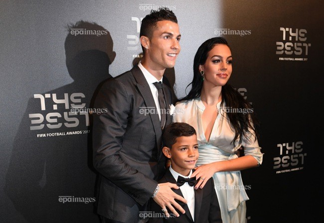 Sốc: Real Madrid và 4 đội bóng lớn săn đuổi con trai Ronaldo