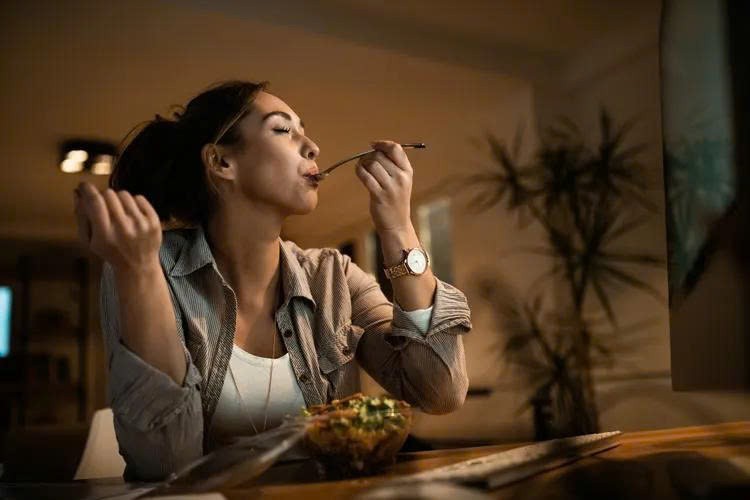 Những loại thực phẩm gây mất ngủ mà nhiều người vẫn dùng hàng đêm