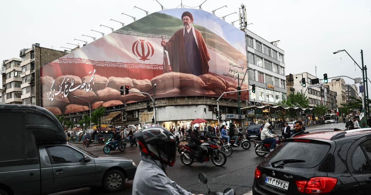 Chùm ảnh: Nhịp sống đời thường trở lại thủ đô Iran khi tiếng súng tạm ngưng