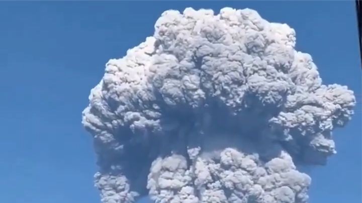 Núi lửa Indonesia phun trào, 3 người chết, 10 người mất tích