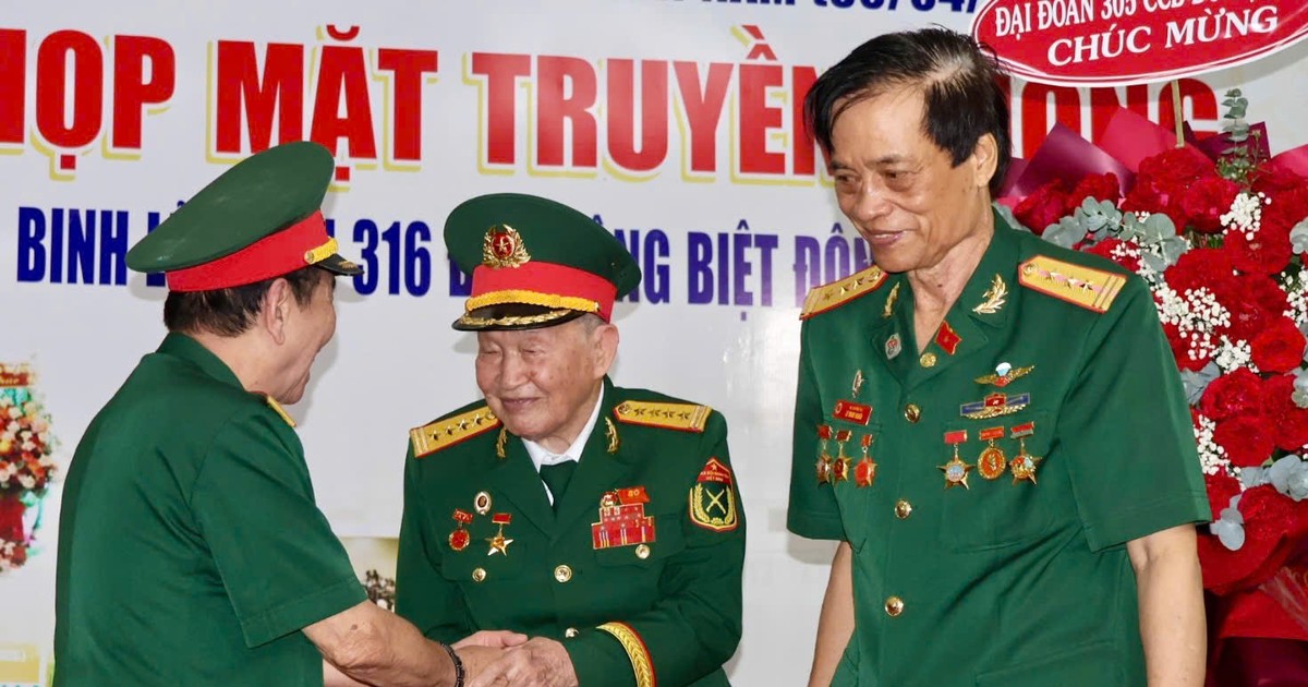 Đại tá tình báo Tư Cang xúc động gặp lại đồng đội ở tuổi 99