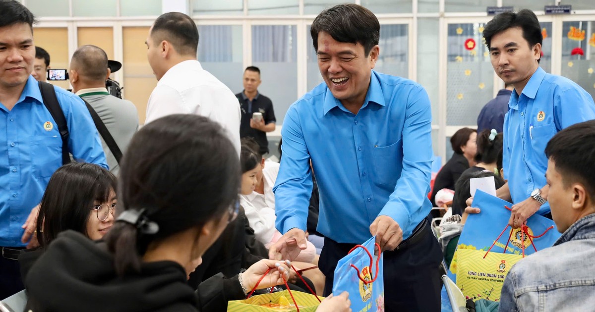 Chăm lo cho người lao động: Từ ‘cao điểm’ sang ‘thường xuyên’