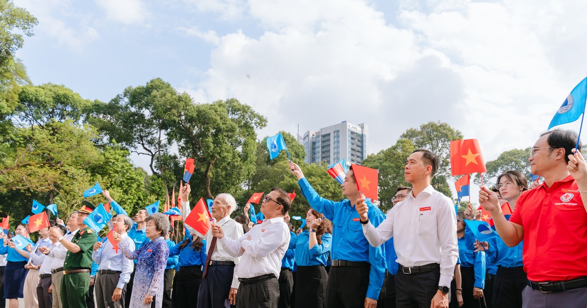Tuổi trẻ TP.HCM chào cờ và phát động hành trình 'Tôi yêu Tổ quốc tôi