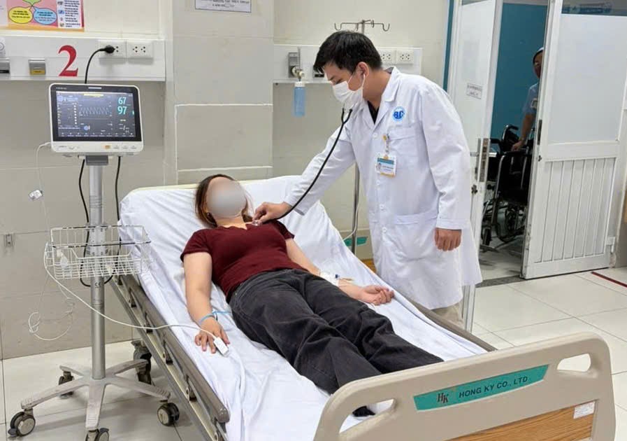 TP.HCM: 11 công nhân cấp cứu sau bữa ăn trưa