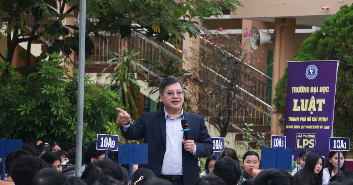 Trường ĐH Luật TP.HCM tư vấn pháp luật và hướng nghiệp cho học sinh Khánh Hòa - Báo Pháp Luật TP. Hồ Chí Minh