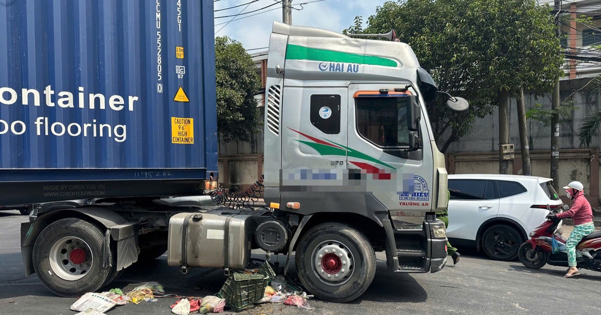 Người dân cùng tài xế giải cứu nạn nhân mắc kẹt dưới gầm xe container sau va chạm