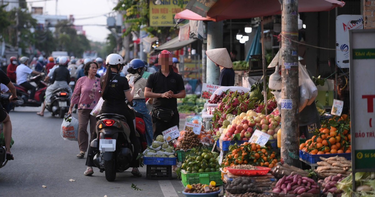 Vỉa hè đường Hiệp Bình bị chiếm dụng, người dân khó khăn di chuyển