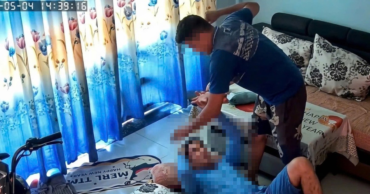 Công an phường Dĩ An làm việc với người bạo hành con riêng của ‘vợ hờ’