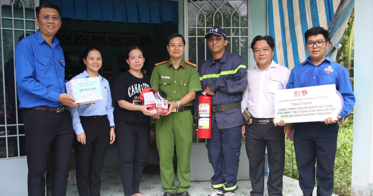 TP.HCM: Tặng bình chữa cháy, sửa điện miễn phí cho hộ nghèo và gia đình chính sách