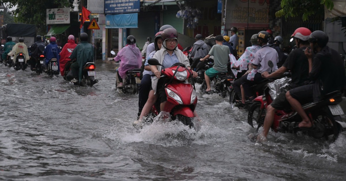 Mưa lớn đầu tuần, nhiều tuyến đường ở TP.HCM ngập sâu