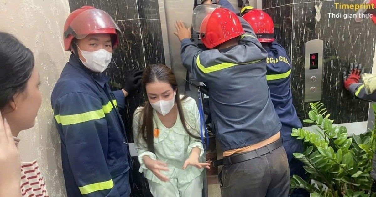 Cảnh sát giải cứu 2 người mắc kẹt trong thang máy lúc rạng sáng