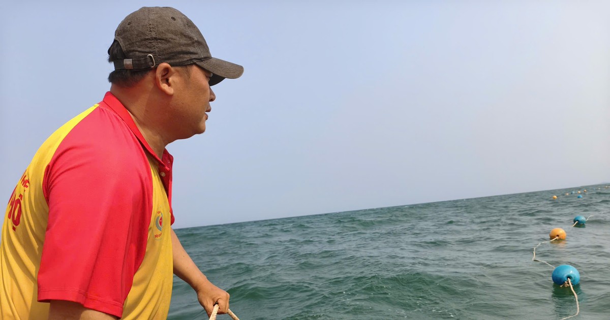 Thả phao khoanh vùng an toàn tại bãi biển đẹp nhất Quảng Ngãi trước cao điểm du lịch