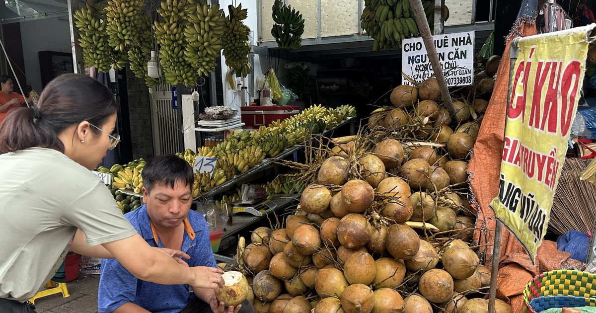 Nắng nóng kéo dài, giá dừa tươi bật tăng