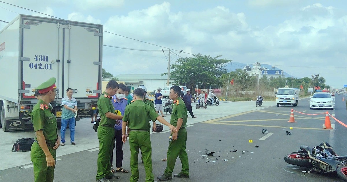 Va chạm xe tải đông lạnh trên Quốc lộ 1, hai người thương vong