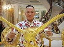 Vua cần cẩu khoe nhà dát vàng, sống chung với 4 bà vợ
