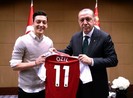 Ozil lại ‘chọc giận’ thủ tướng Angela Merkel
