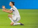 'Ngoại tình' với đối thủ, Ibrahimovic bị fan quê nhà phá tượng