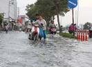 Cận cảnh: Triều cường làm nhiều xe chết máy ở quận 8