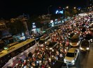 Giao thông hỗn loạn tại ngã tư Hàng Xanh