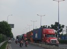 Chùm ảnh: Chuyện lạ xe tải, xe container đậu trước biển cấm