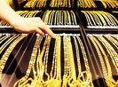 Giá vàng tại Việt Nam cao hơn thế giới nửa triệu đồng/lượng