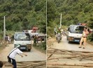 Dân mang cây chặn đường CSGT để đòi xe vi phạm