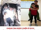 Cảnh sát liều mình cứu người được tặng huy hiệu dũng cảm