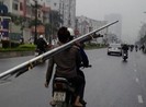 Điều khiển xe máy mang vác cồng kềnh bị phạt thế nào?