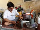Tình cổ tích của anh xe lăn bán vé số