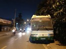 Xe khách đậu trái làn đường, cản trở giao thông