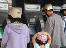 Chi hàng ngàn tỉ làm thẻ ATM mới: Khách hàng có phải gánh?